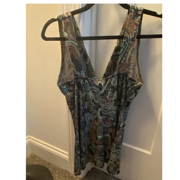 Sleeveless Top - Picture 2 of 3